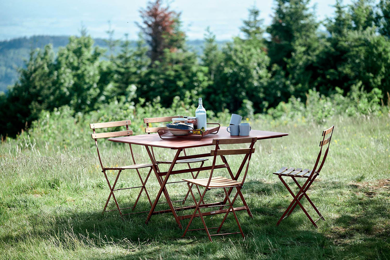 FERMOB - Table Caractère - 128x90cm - Cerise noire