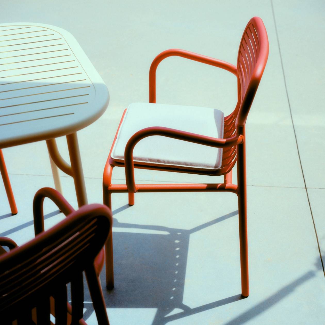 Petite Friture - Chaise avec accoudoirs WEEK-END - Terracotta (vendues par 2)